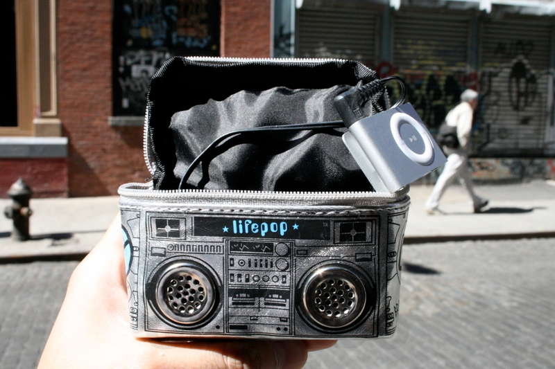 Illustration for article titled Hands-On: Lifepop Mini '80s Boombox